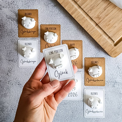 Kleines Glücksschwein – Mini Glücksbringer Geschenkkarte | Handmade Deko | Glück zum Verschenken | Weiß oder Braun | Einzelkarte